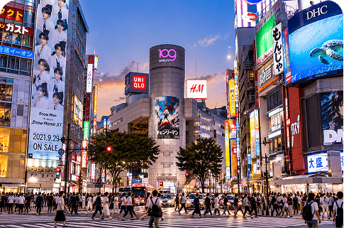 Cruzamento de Shibuya com telões, em Tóquio