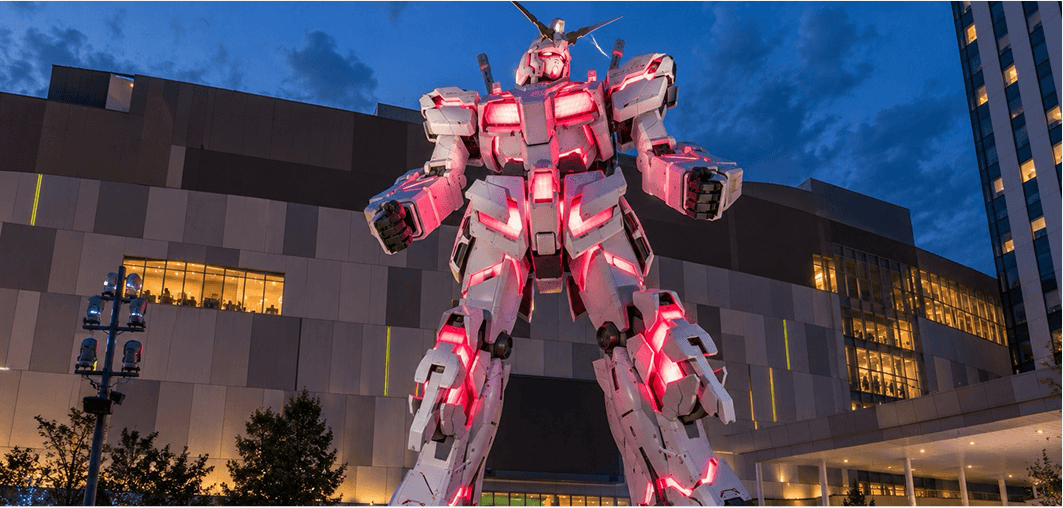 Estátua do Gundam iluminada à noite em Odaiba, Tóquio