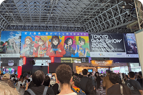 Público em frente ao painel da Tokyo Game Show no Makuhari Messe