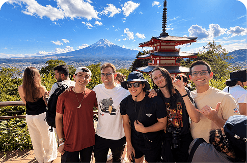 Grupo da viagem com o Monte Fuji e o Pagode Chureito ao fundo