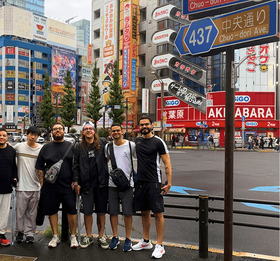 Grupo da viagem Japan2You com BRKsEDU na avenida Chuo-dori, em Akihabara, Tóquio