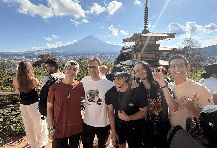 Grupo no mirante do Pagode Chureito com o Monte Fuji ao fundo