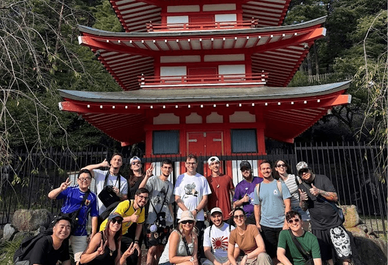 Grupo completo da viagem em frente ao Pagode Chureito, em Fujiyoshida