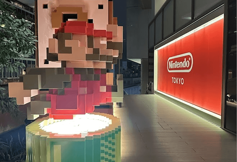Escultura pixelada do Mario na entrada da loja Nintendo Tokyo
