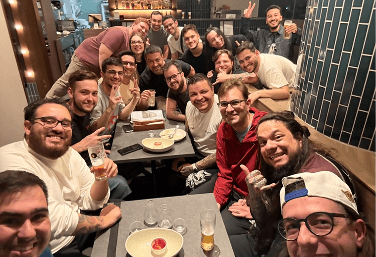 Grupo de viajantes confraternizando em um restaurante no Japão