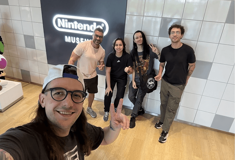 Selfie de participantes na entrada do Nintendo Museum, em Kyoto