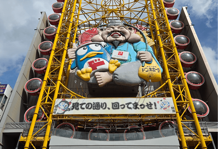 Fachada da Don Quijote com a roda-gigante amarela em Dotonbori, Osaka