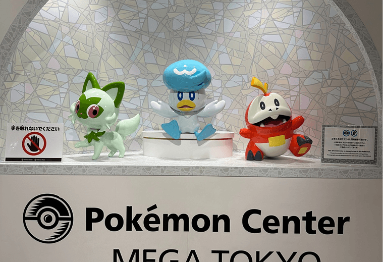 Estátuas dos Pokémon Sprigatito, Quaxly e Fuecoco no Pokémon Center Mega Tokyo
