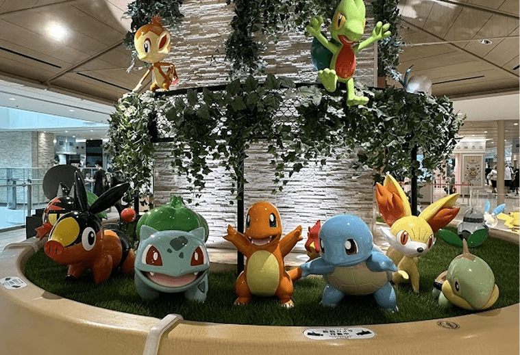 Estátuas dos Pokémon iniciais Bulbasaur, Charmander e Squirtle em decoração de shopping no Japão