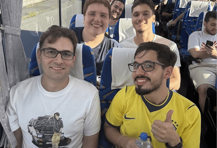 Participantes sorrindo no ônibus de excursão da viagem ao Japão