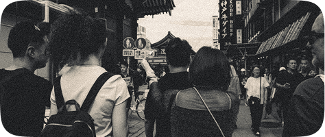 Grupo caminhando por rua movimentada de Asakusa, em Tóquio