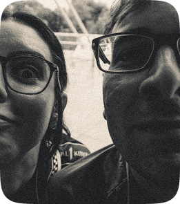 Selfie de dois viajantes durante a viagem ao Japão