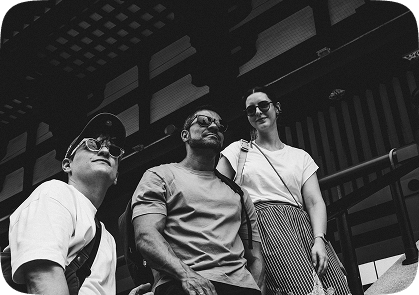 Três viajantes posando em um templo japonês