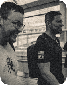 Dois participantes sorrindo durante passeio no Japão